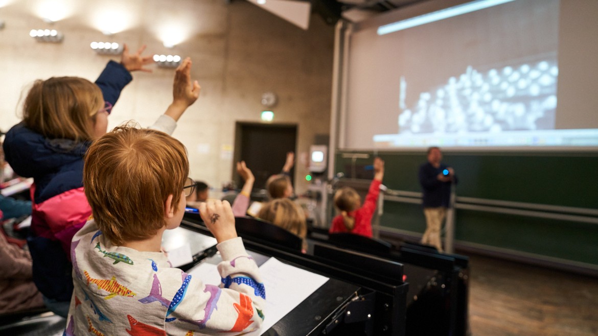 Wärmebildkamera in Aktion bei der KinderUni an der Hochschule München.