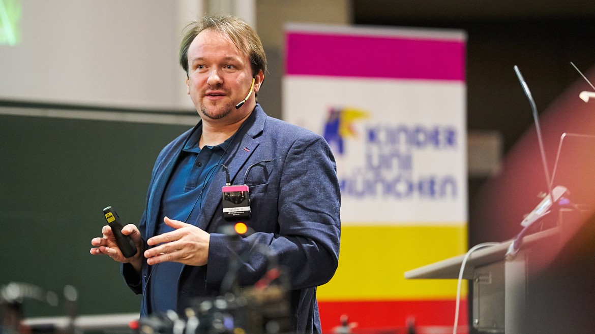 Prof. Dr. Benjamin Kormann bei der KinderUni an der Hochschule München