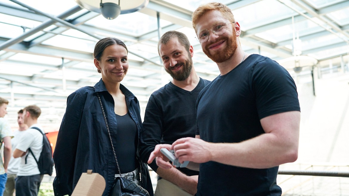 Drei Studierende auf der Projektvernissage an der Hochschule München