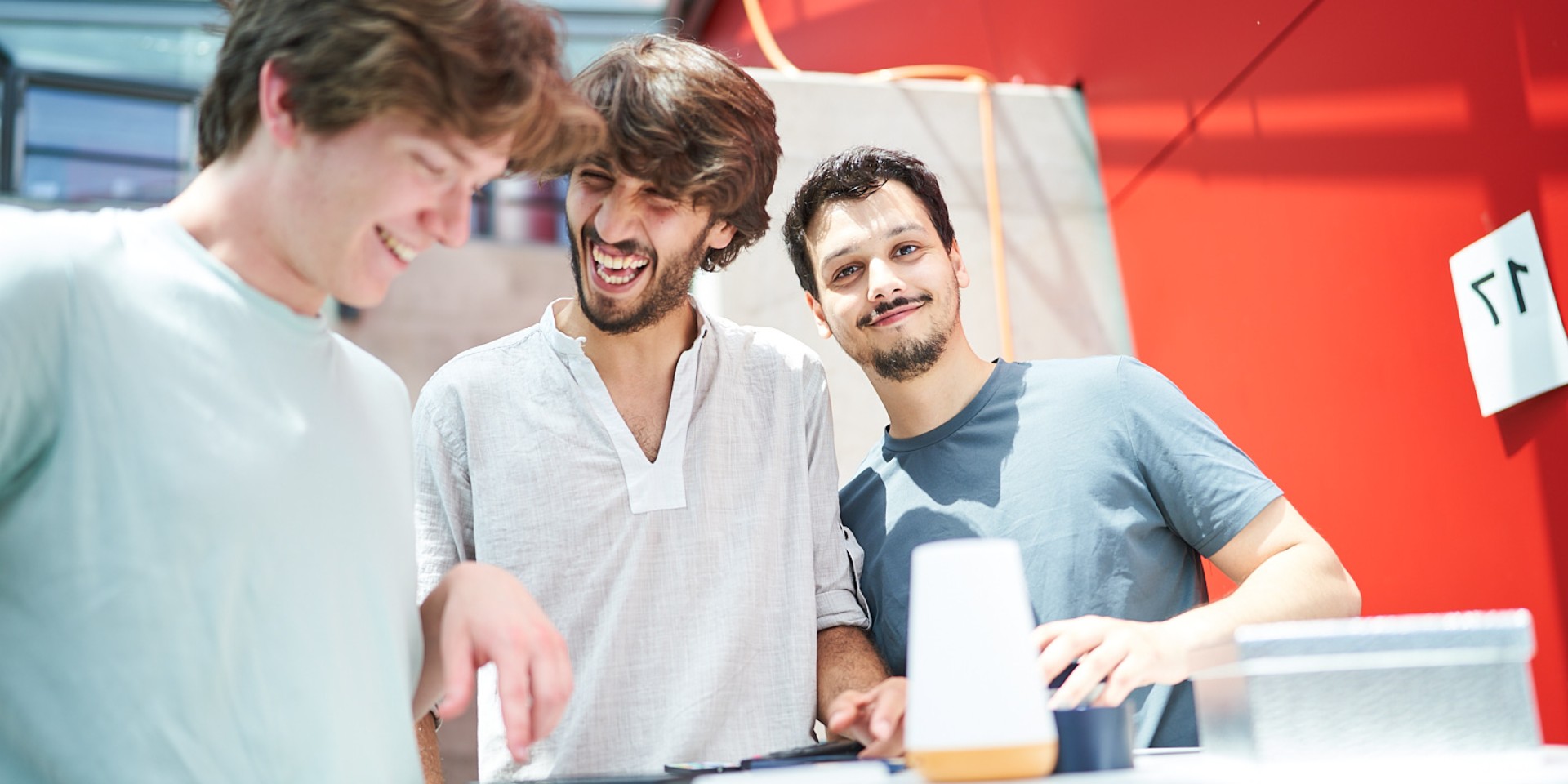 Studierende der Fakultät für Elektrotechnik und Informationstechnik auf der Projektvernissage