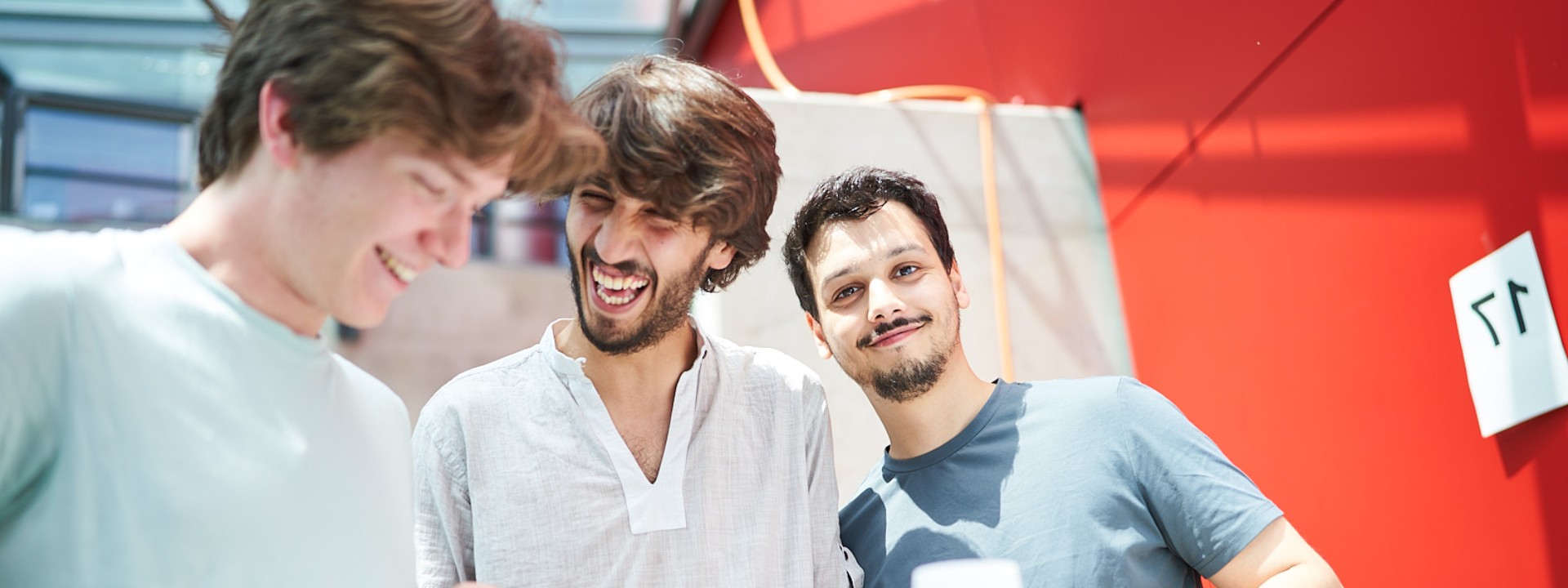 Studierende der Fakultät für Elektrotechnik und Informationstechnik auf der Projektvernissage