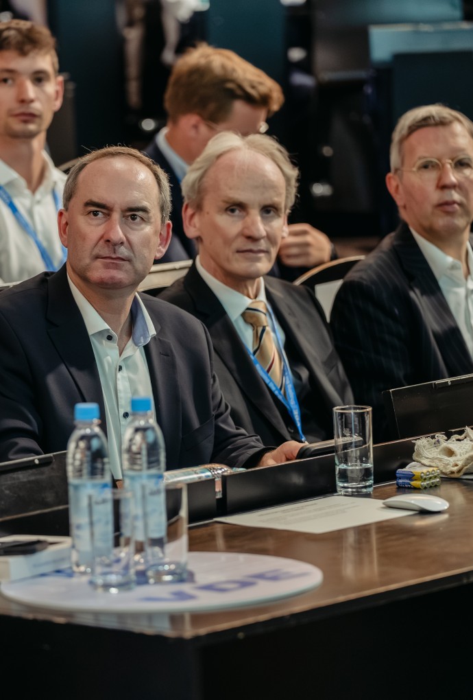 Hubert Aiwanger, Prof. Dr. Martin Leitner und Klaus Bayer beim VDE Zukunftsforum.