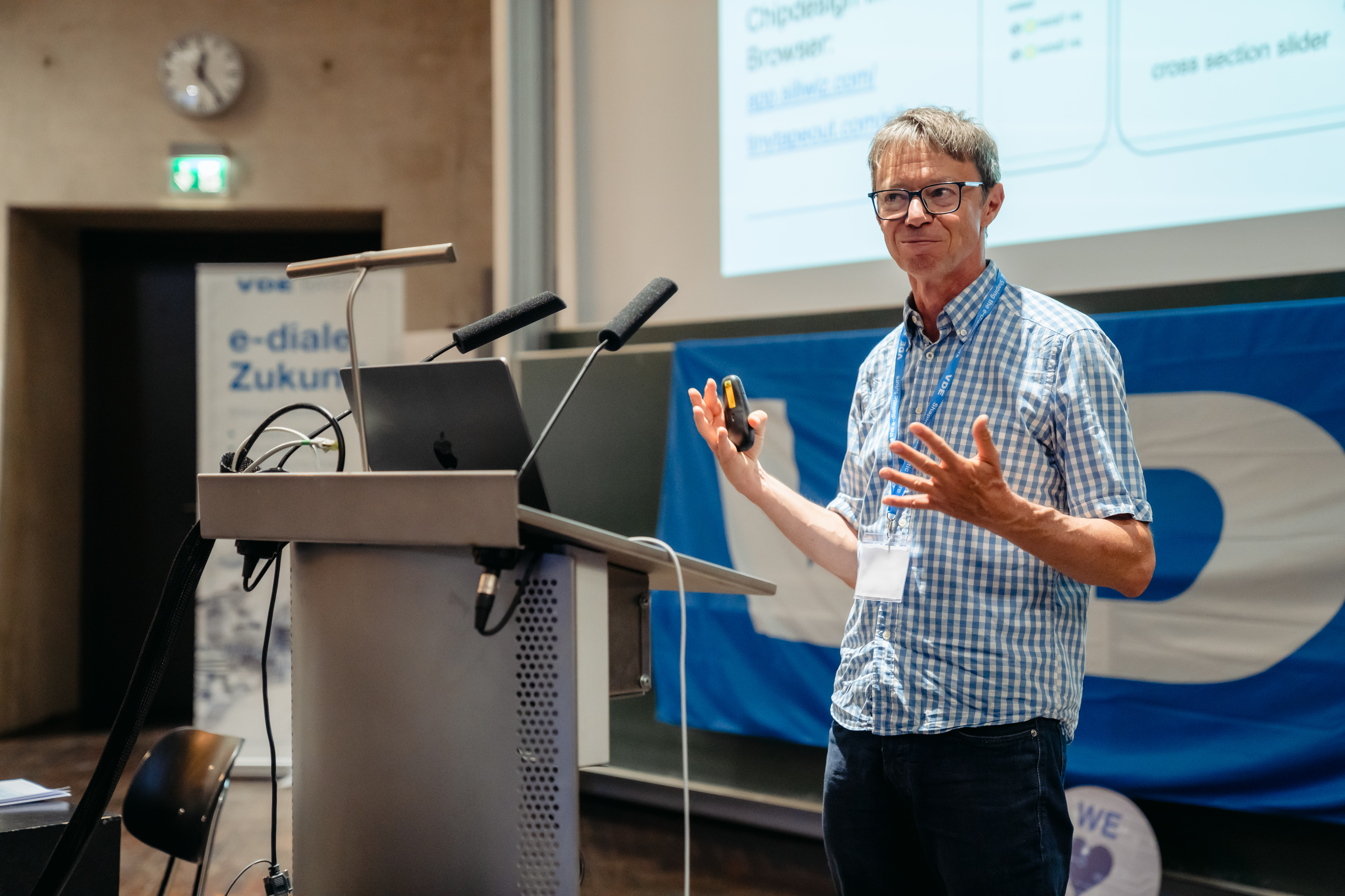 Prof. Dr.-Ing. Christian Münker hält einen Vortrag auf dem VDE Zukunftsforum