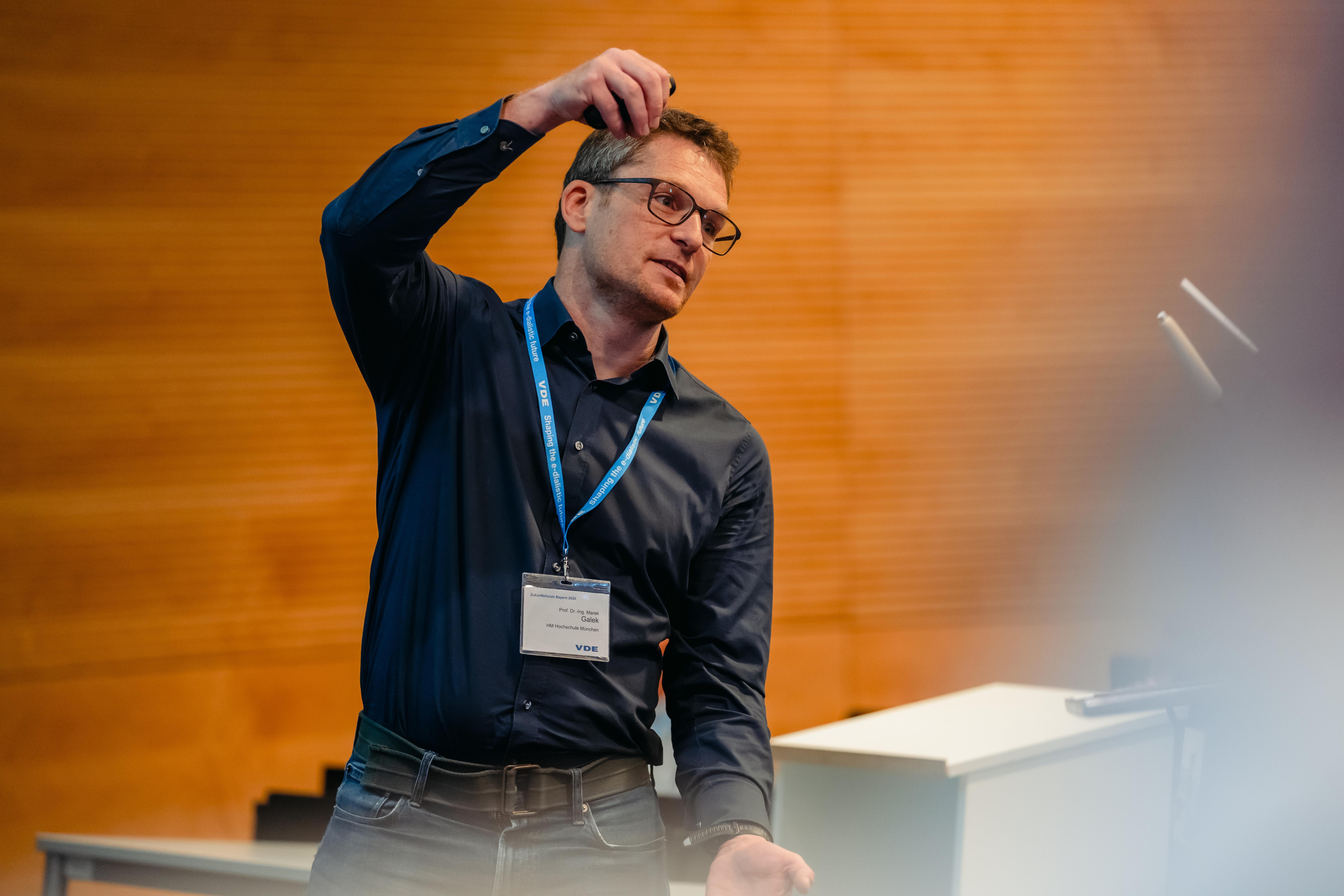Prof. Dr.-Ing. Marek Galek hält einen Vortrag beim VDE Zukunftsforum