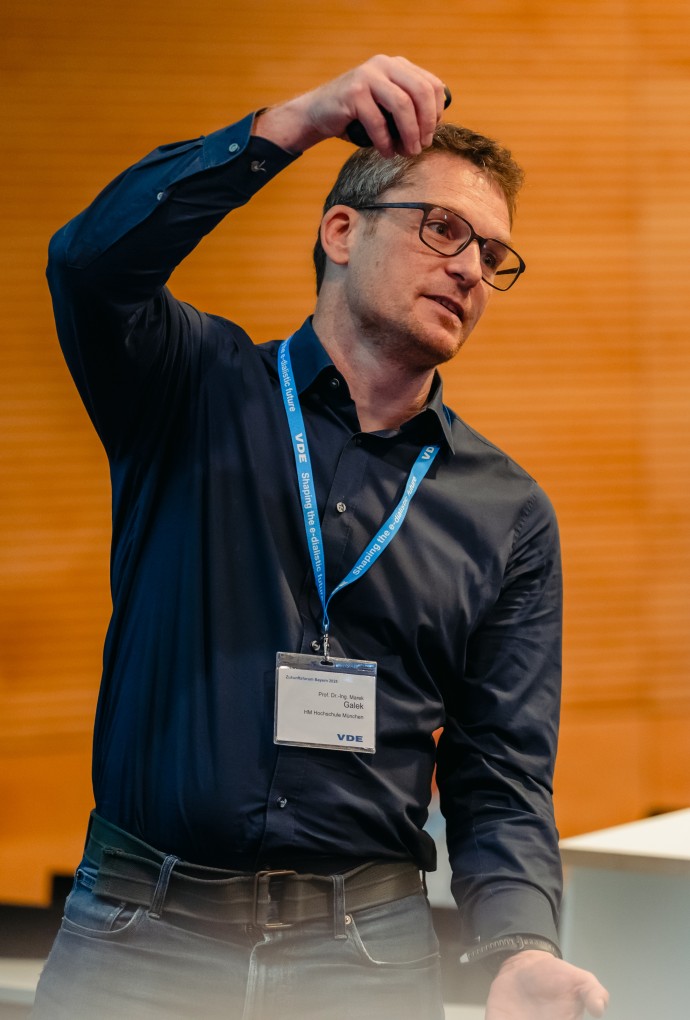 Prof. Dr.-Ing. Marek Galek hält einen Vortrag beim VDE Zukunftsforum