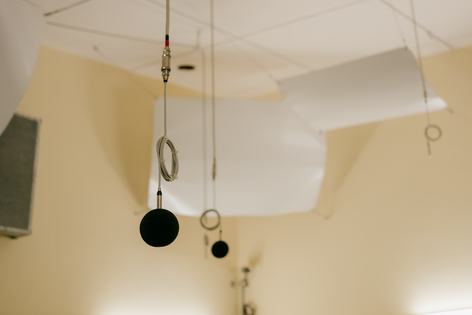 Zwei Mikrofone hängen im Hallraum für strömungsakustische Versuche von der Decke