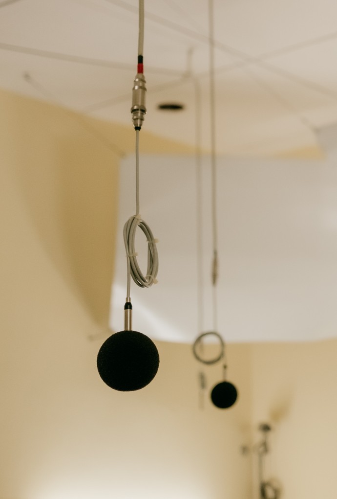 Zwei Mikrofone hängen im Hallraum für strömungsakustische Versuche von der Decke