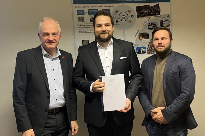 Tobias Nienke (Mitte) mit Prof. Kwade und Prof. Eggerath