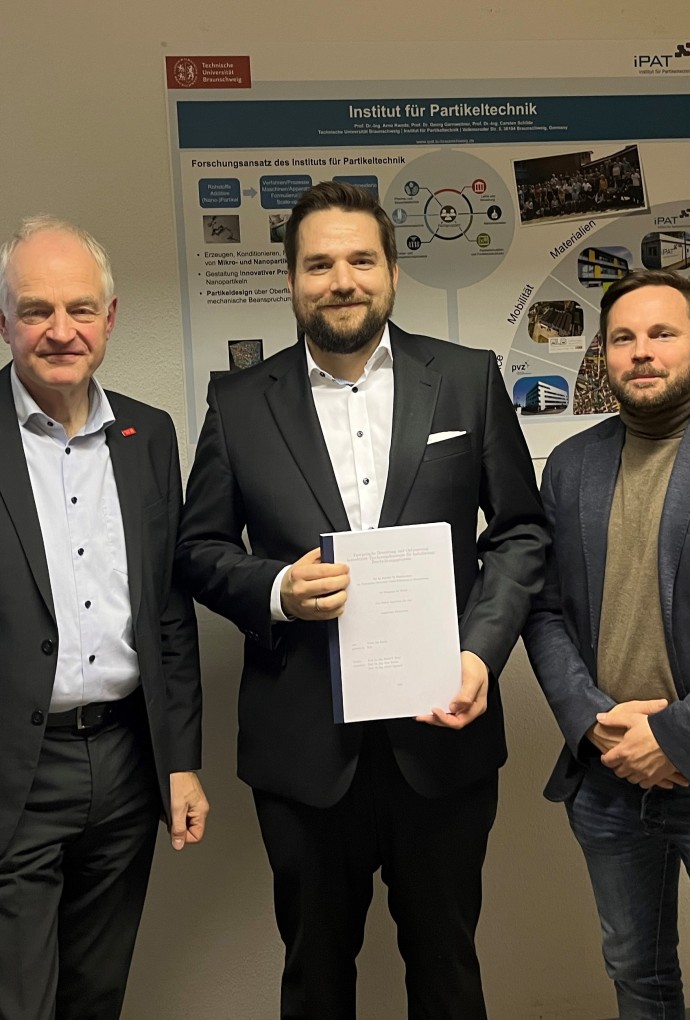 Tobias Nienke (Mitte) mit Prof. Kwade und Prof. Eggerath