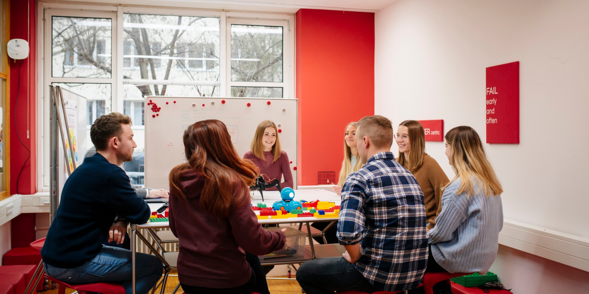 Studierende um einen Tisch im Design Thinking Labor