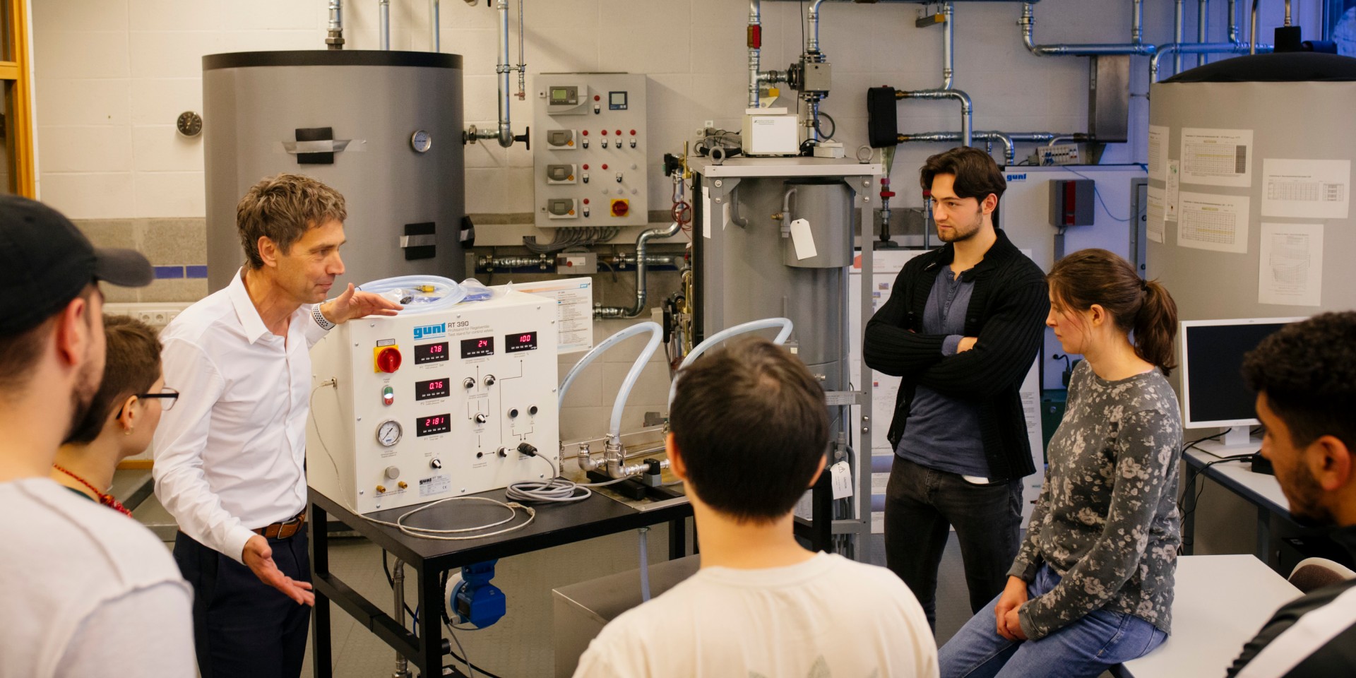 Professor und Studierende im Labor für Strömungs- und Kältetechnik