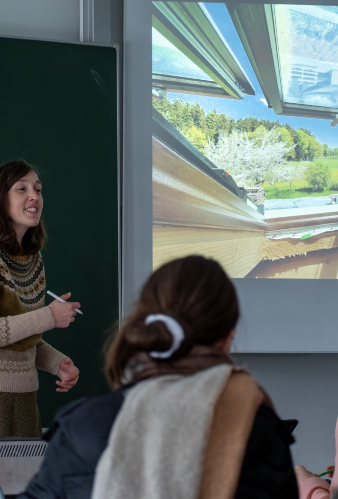 Prof. Dr. Christine Maria Greif bei der MINT4Girls-Vorlesung