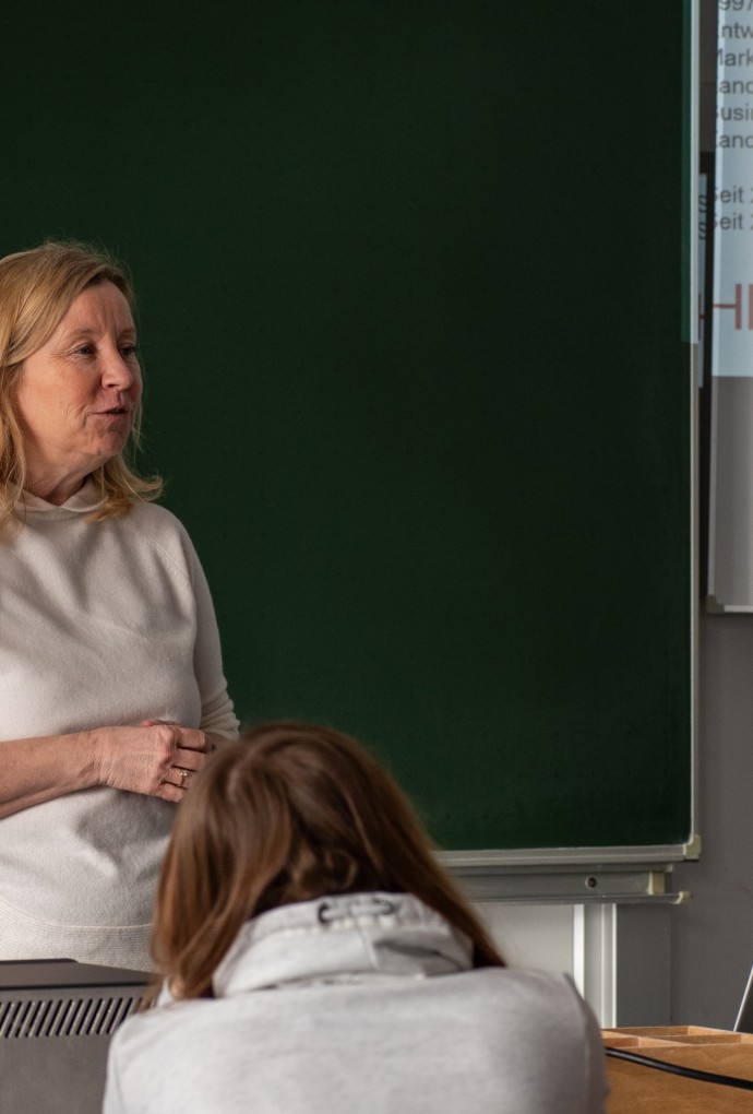 Prof. Dr. Helga Zollner-Croll bei der MINT4Girls-Vorlesung 