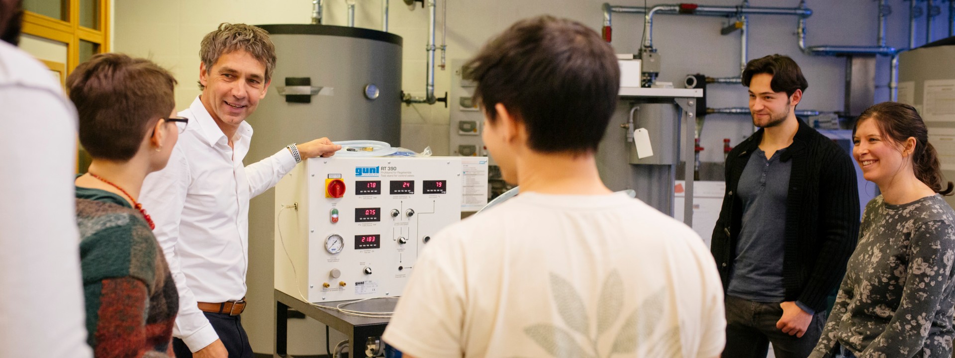 Studierende und Professor im Energie- und Gebäudetechnik-Labor