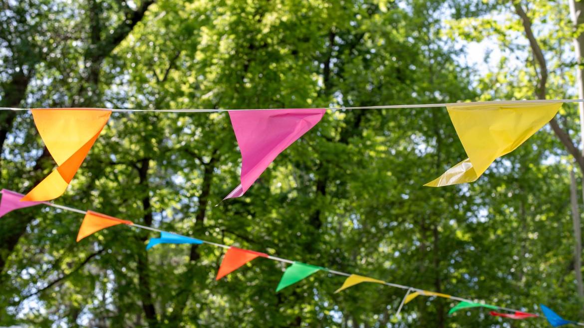Wimpelgirlande im Sommer