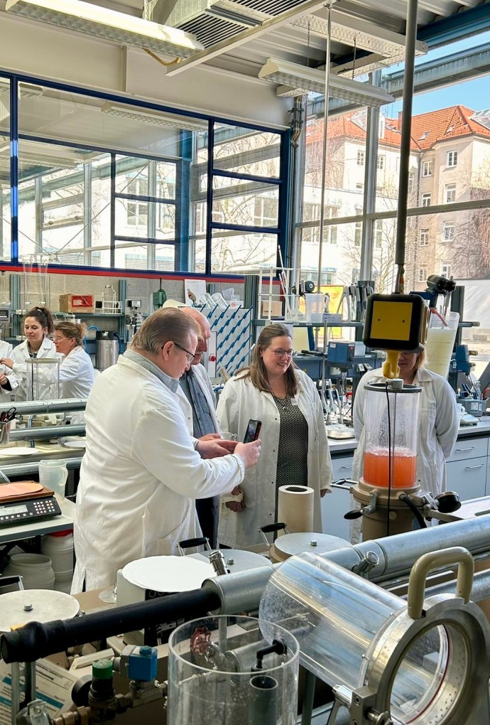 Gruppe von Werklehrerinnen und -lehrern im Labor zur Papierherstellung (Hochschule München)