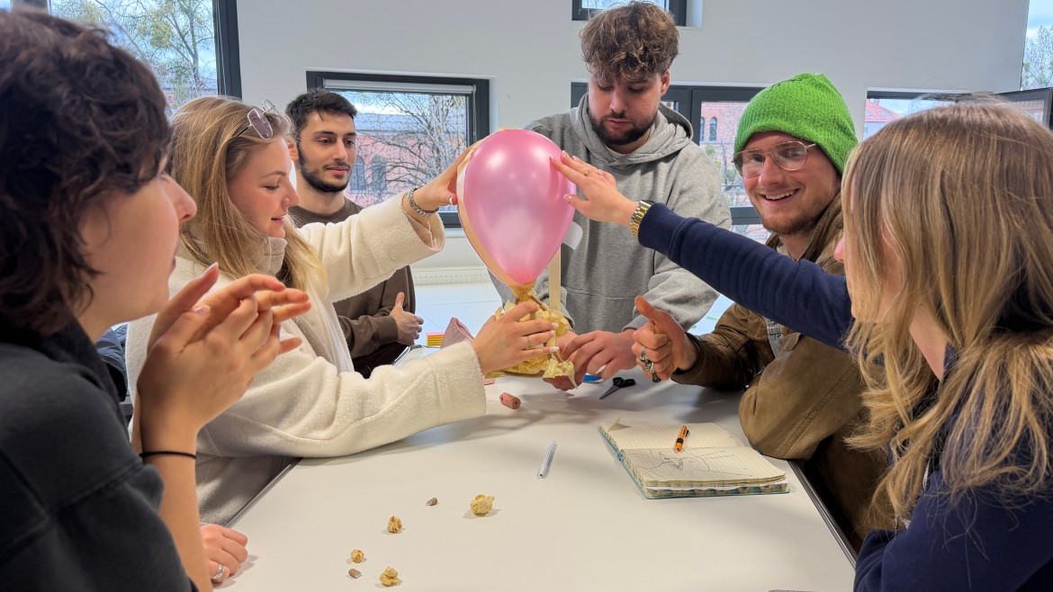 Studierende der Technischen Kommunikation bei der Egg-Drop-Challenge zum Semesterauftakt SoSe 2026