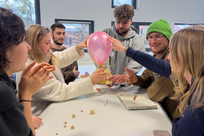 Studierende der Technischen Kommunikation bei der Egg-Drop-Challenge zum Semesterauftakt SoSe 2026