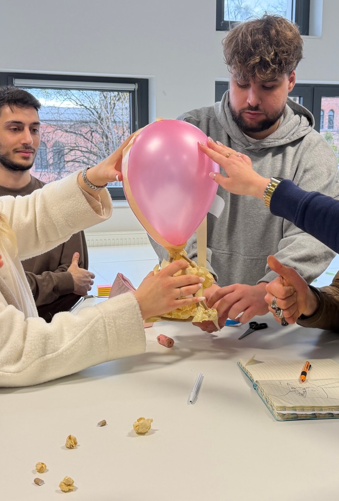 Studierende der Technischen Kommunikation bei der Egg-Drop-Challenge zum Semesterauftakt SoSe 2026