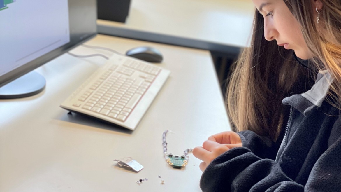 Schülerin beim Girls'Day 2023 mit programmierbarer Halskette