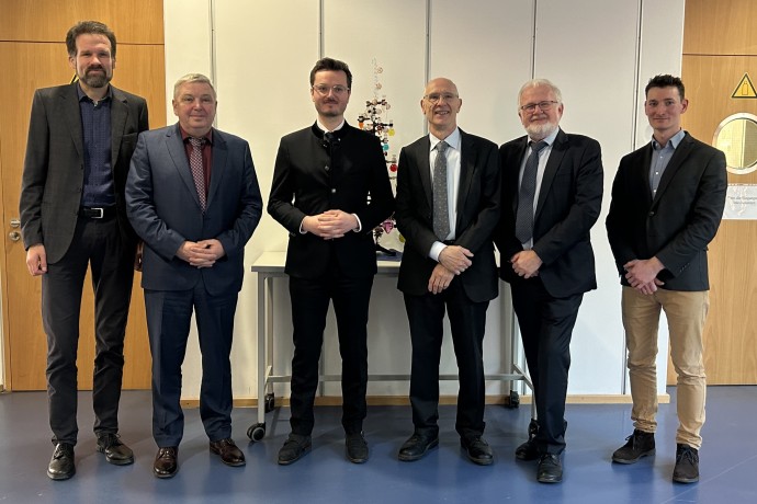 Felix Hiller (Mitte) nach der Verteidigung mit Gutachtern und dem Vorsitzenden der Prüfungskommission