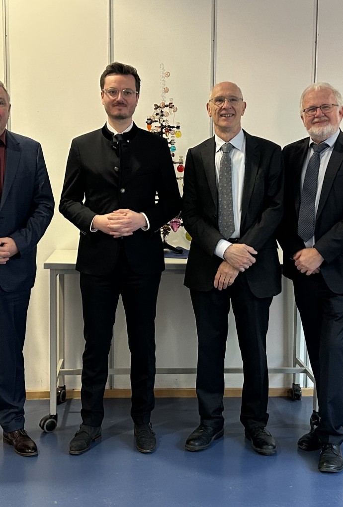 Felix Hiller (Mitte) nach der Verteidigung mit Gutachtern und dem Vorsitzenden der Prüfungskommission