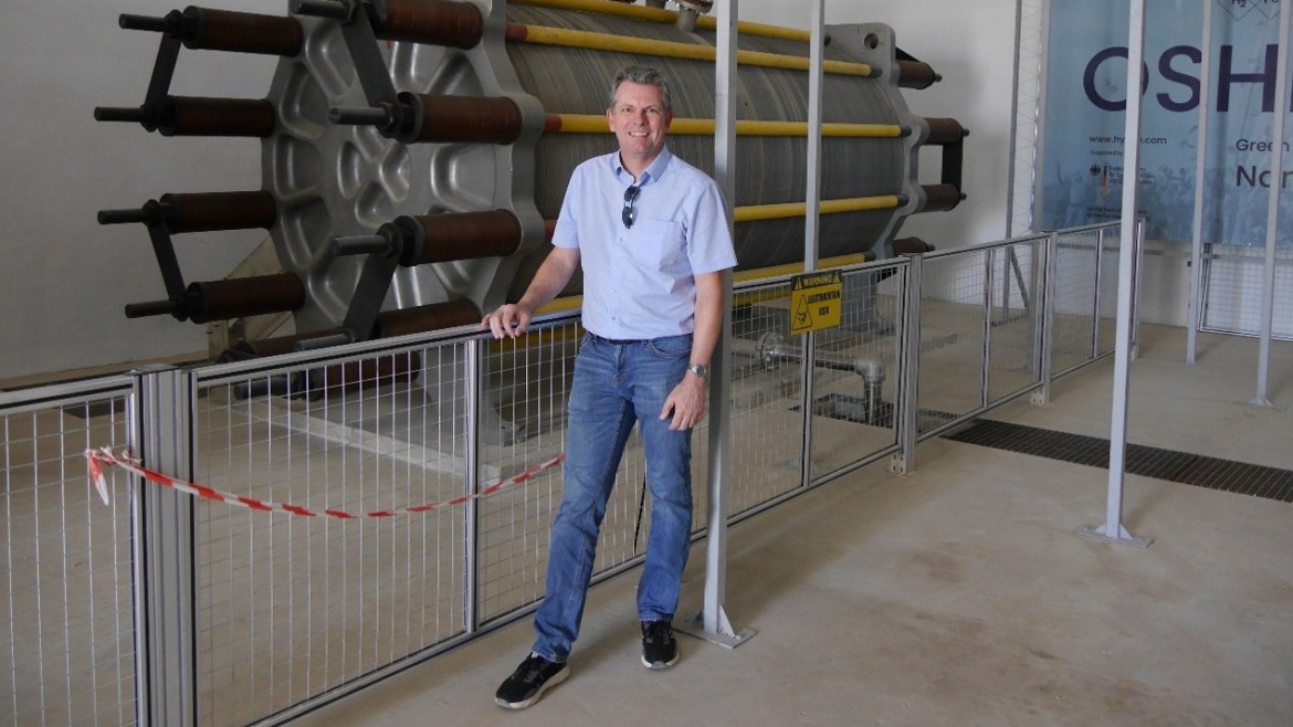 Wolfgang Wieser vor einem 6MW-Elektrolyseur, dem derzeit größten Elektrolyseur der südlichen Hemisphäre
