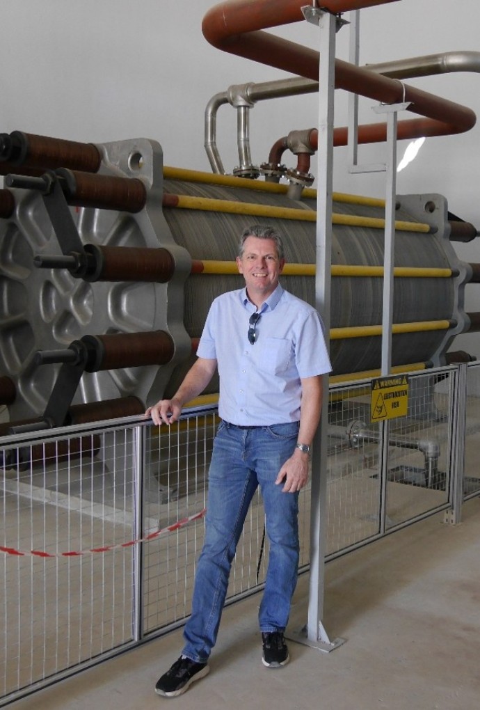 Wolfgang Wieser vor einem 6MW-Elektrolyseur, dem derzeit größten Elektrolyseur der südlichen Hemisphäre