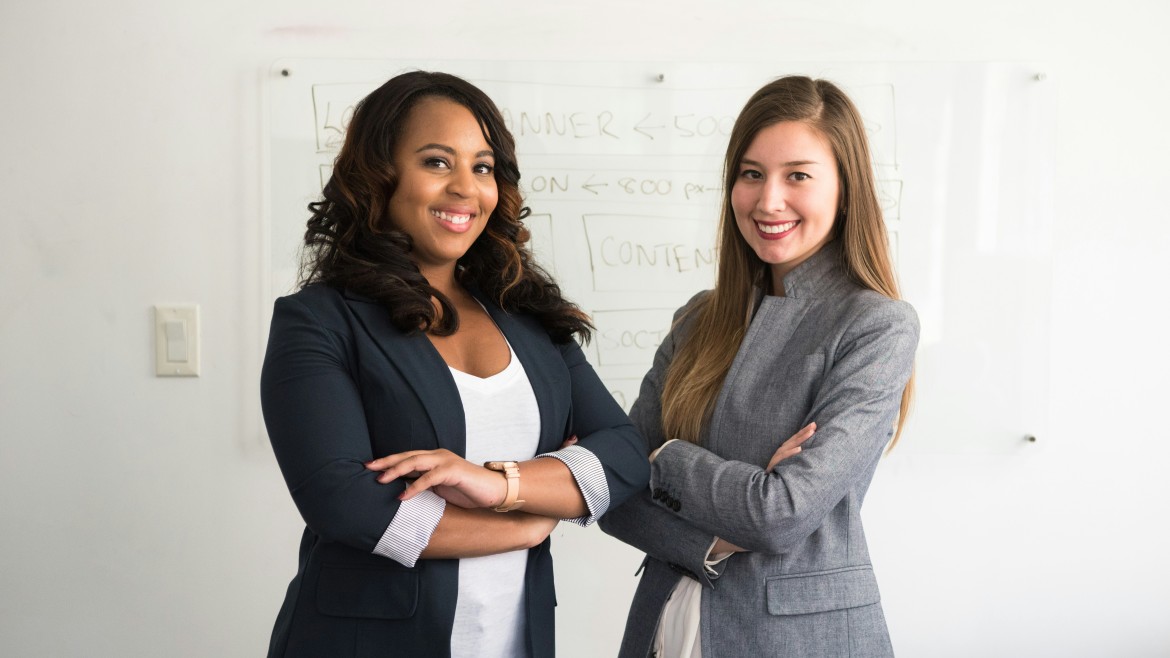 Zwei Business-Frauen (Foto: unsplash, Christina Wocintechchat) Zwei Business-Frauen