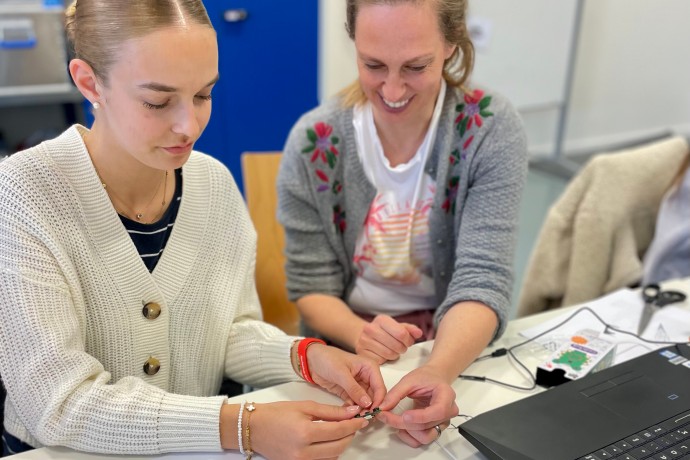 Prof. Dr. Carina Ziegler mit Girls'Day-Teilnehmerin