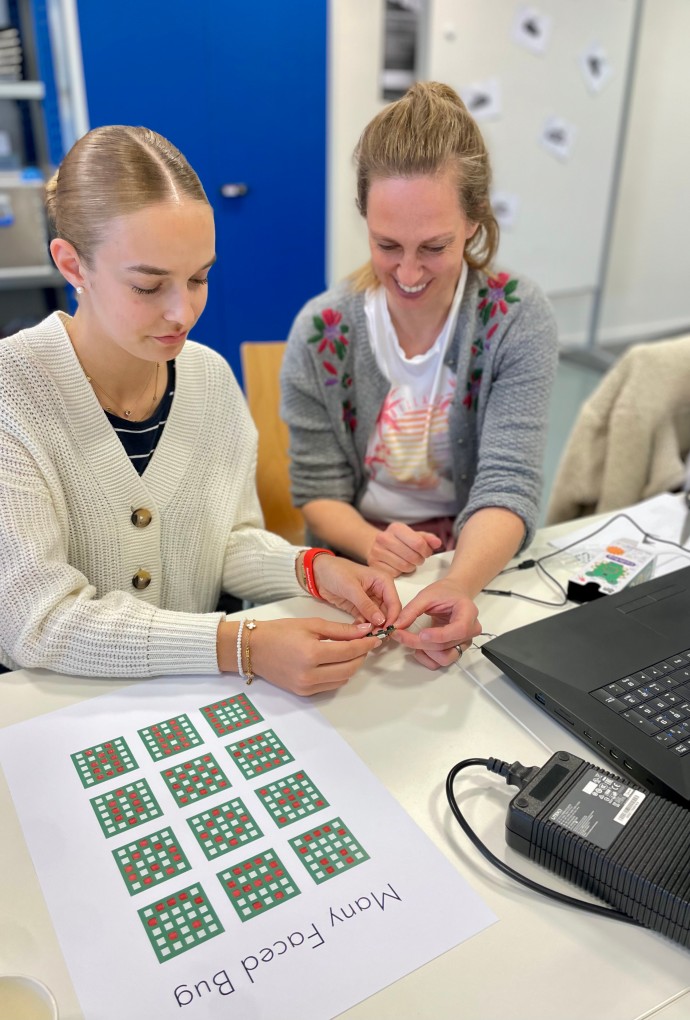 Prof. Dr. Carina Ziegler mit Girls'Day-Teilnehmerin
