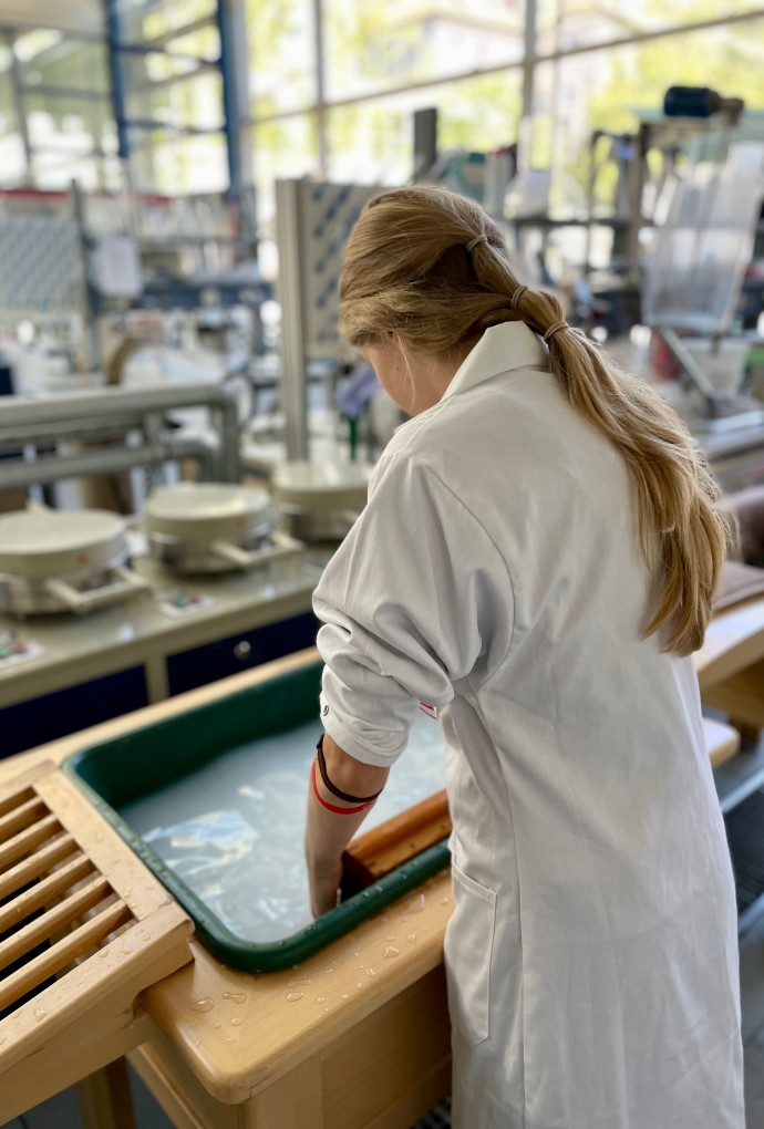Girls'Day-Teilnehmerin bei der Papierherstellung im Workshop 