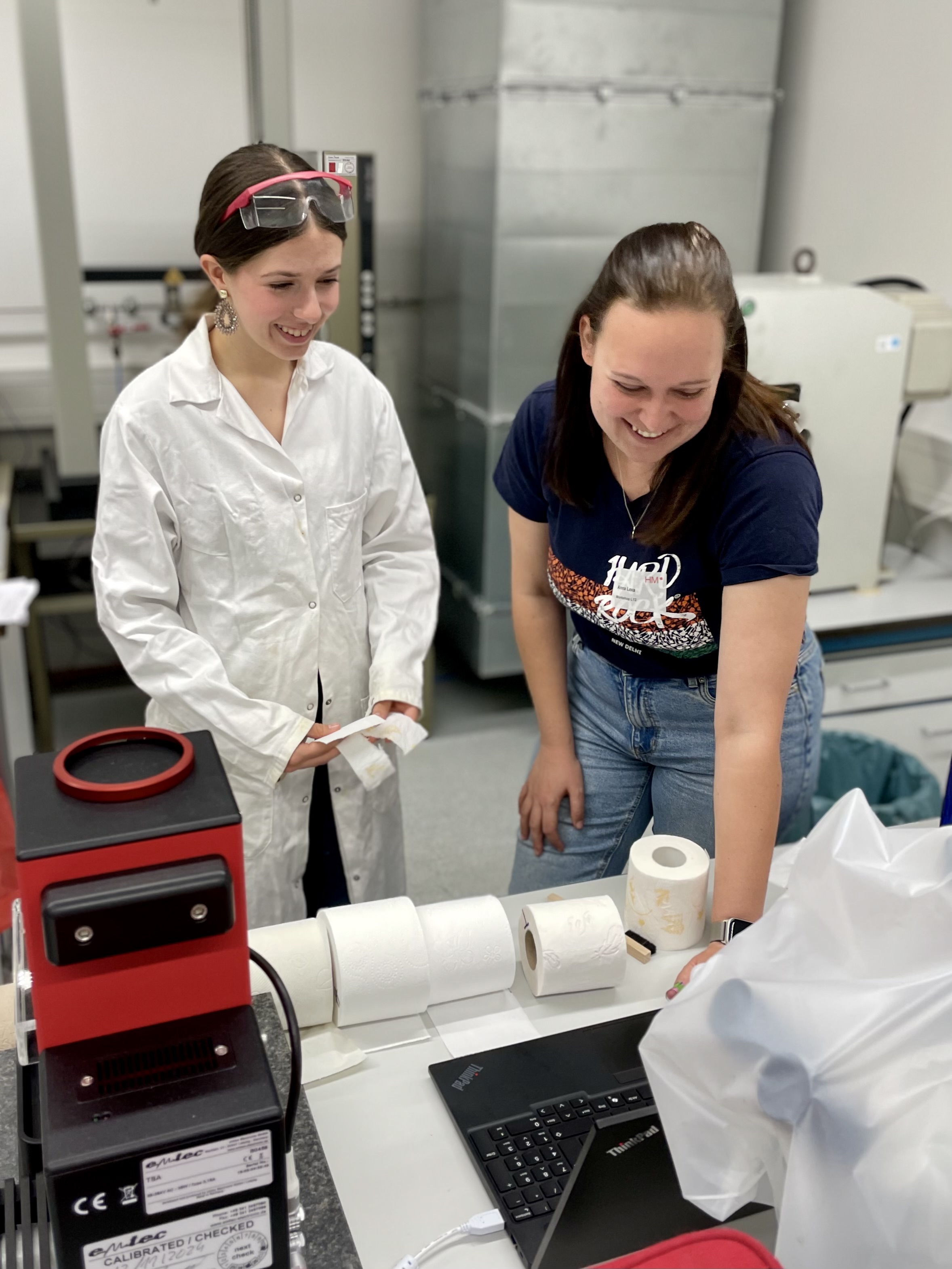 Girls'Day-Teilnehmerin und wissenschaftliche Mitarbeiterin im Klimaraum beim Workshop 
