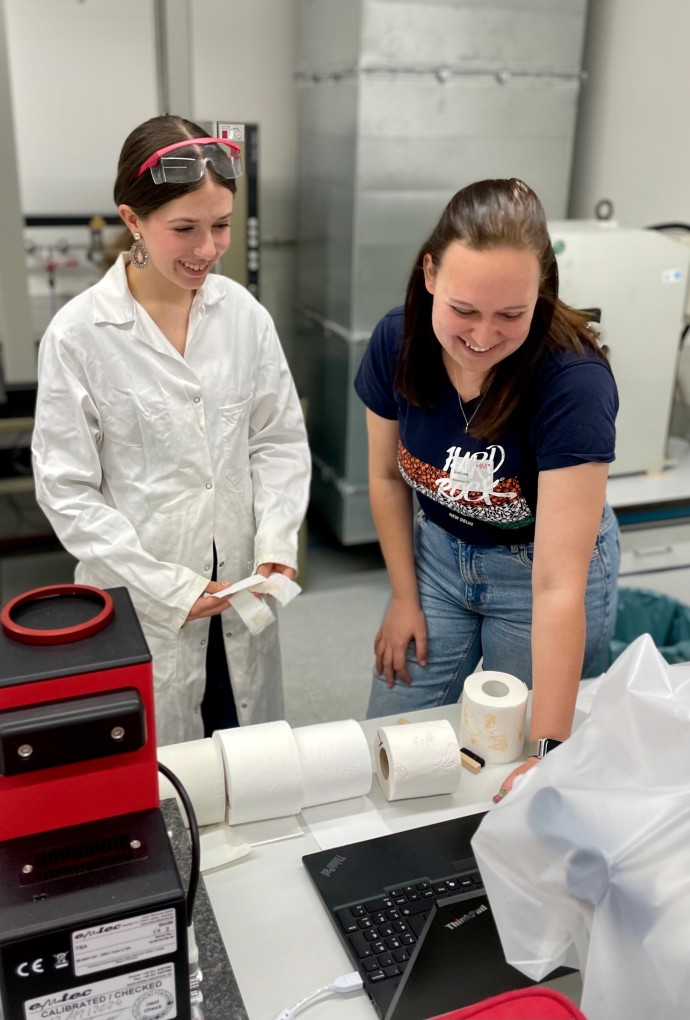 Girls'Day-Teilnehmerin und wissenschaftliche Mitarbeiterin im Klimaraum beim Workshop 