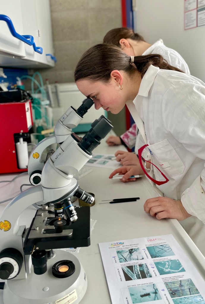 Zwei Girls'Day-Teilnehmerinnen im Papiertechnik-Labor beim Workshop 