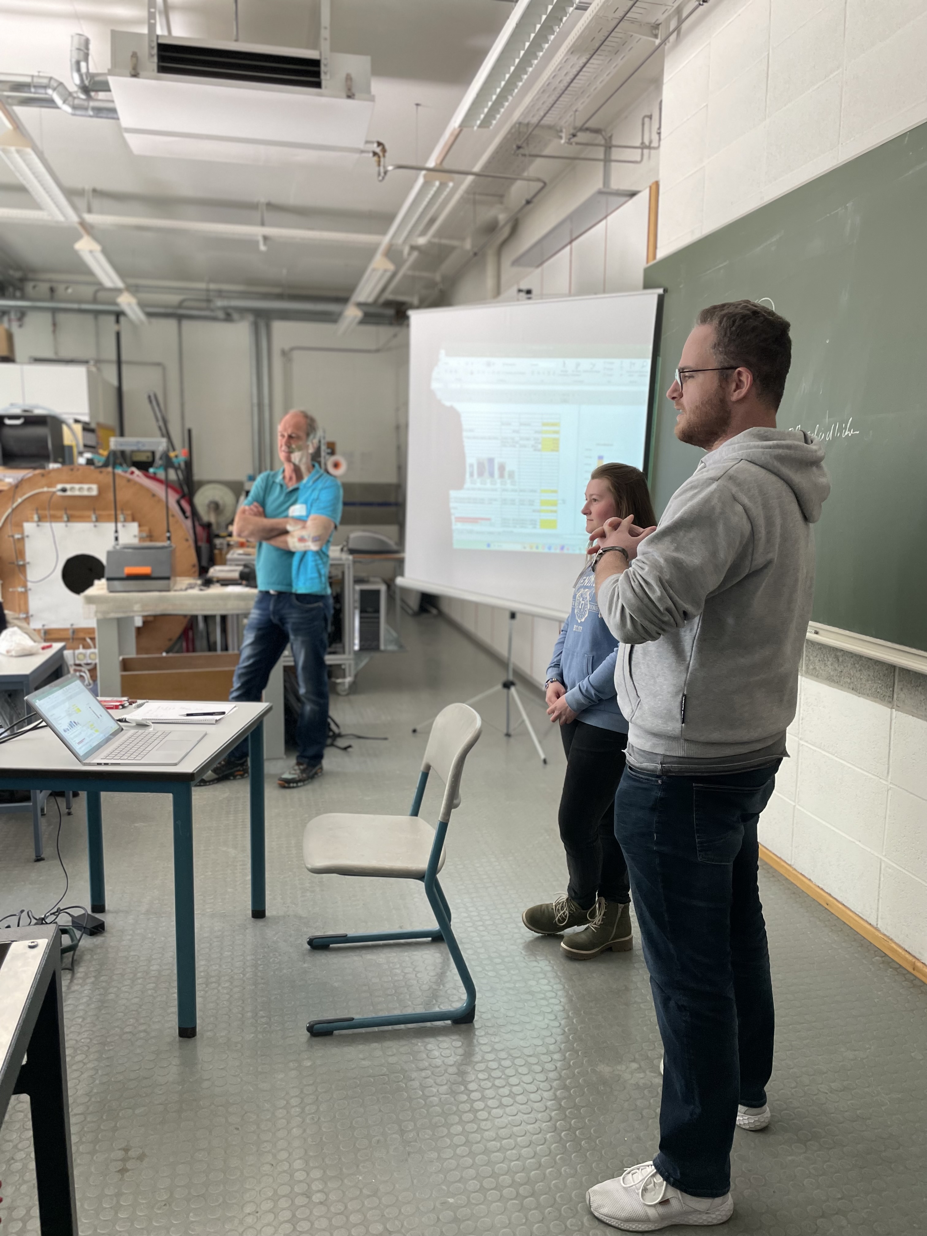 Prof. Werner Schenk und Studierende der Energie- und Gebäudetechnik im Kälte- und Strömungstechniklabor