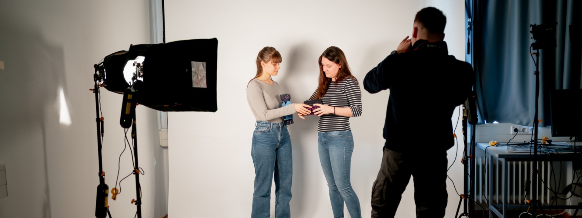 Studierende im Fotostudio