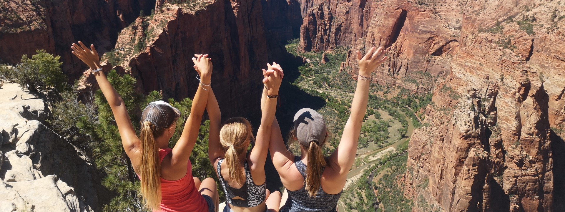 Drei Studierende an einem US-Canyon