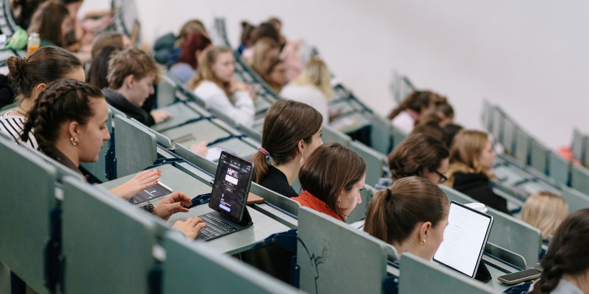Studierende im Großen Hörsaal (G 0.01) der Hochschule München