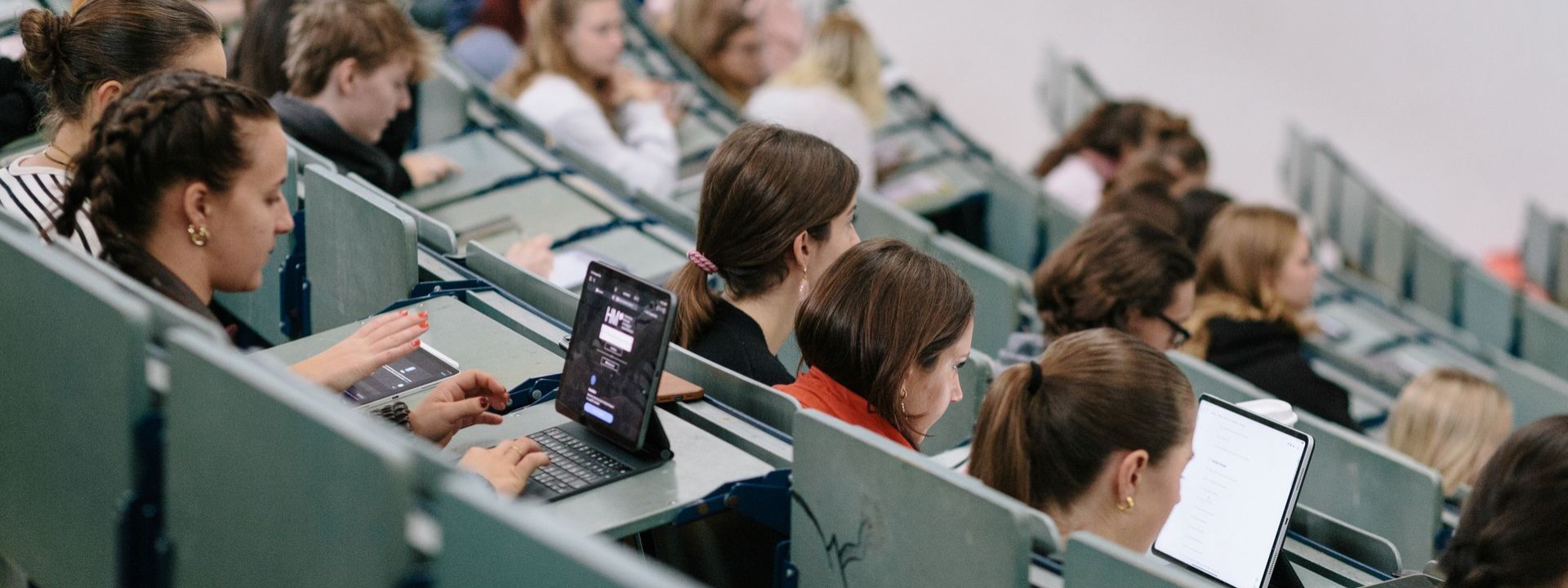 Studierende im Großen Hörsaal (G 0.01) der Hochschule München