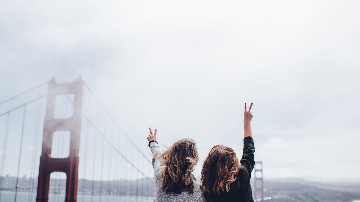 Zwei Frauen vor Golden Gate Bridge