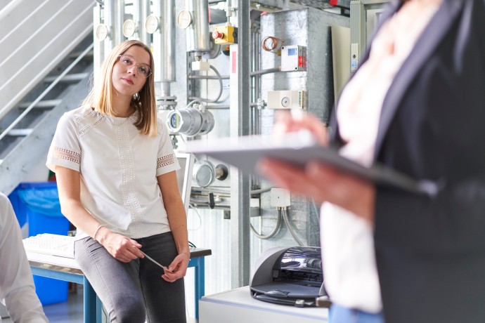 Studentin im Klimalabor 