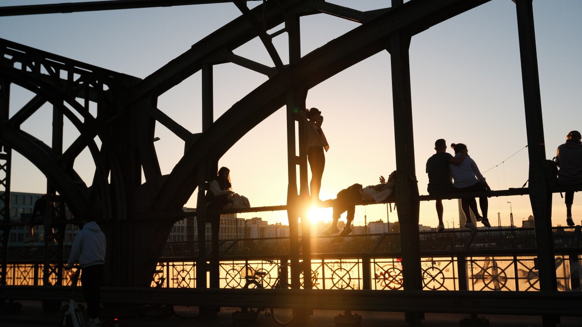 Menschen auf der Hackerbrücke im Sonnenuntergang