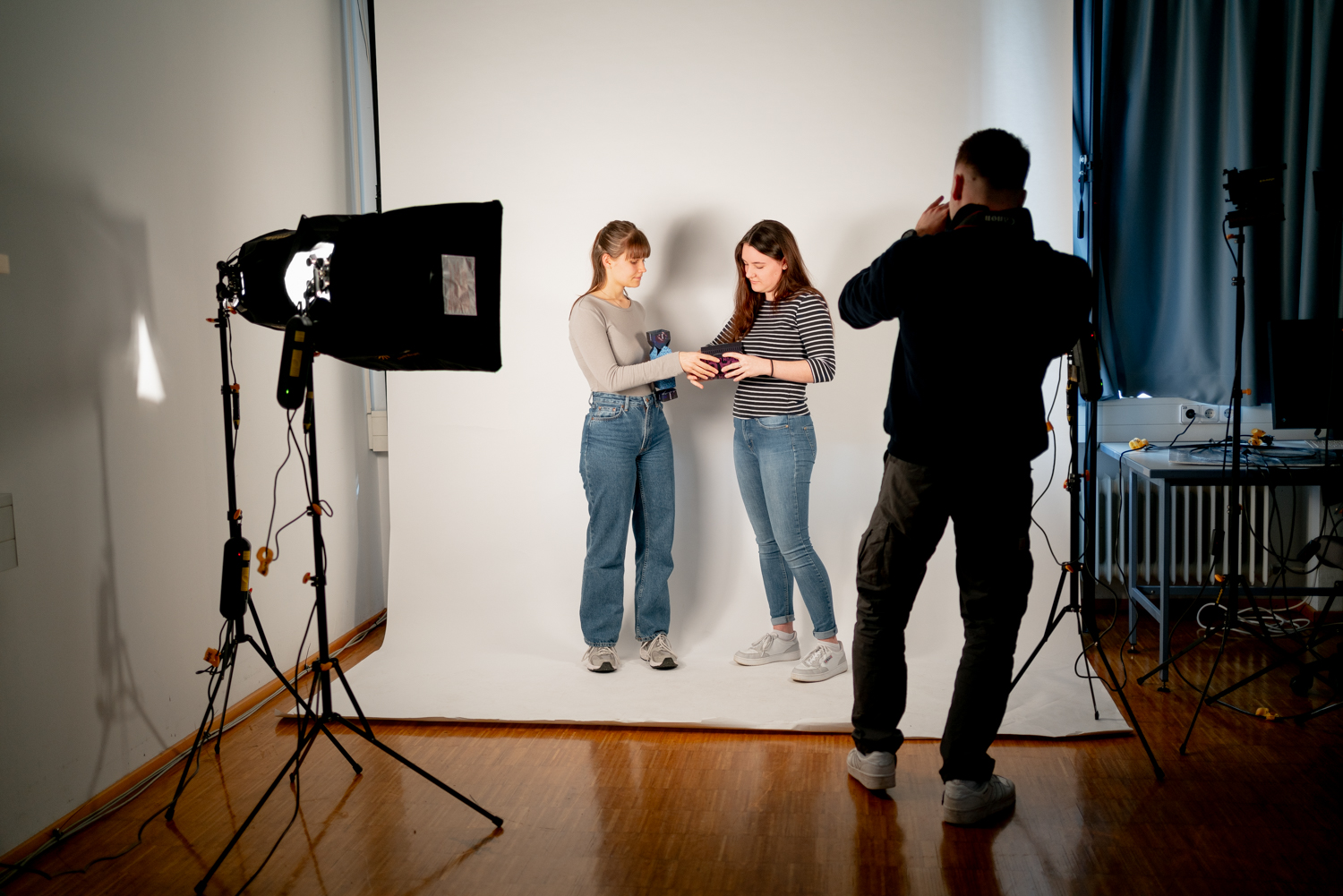 Studierende im Fotostudio