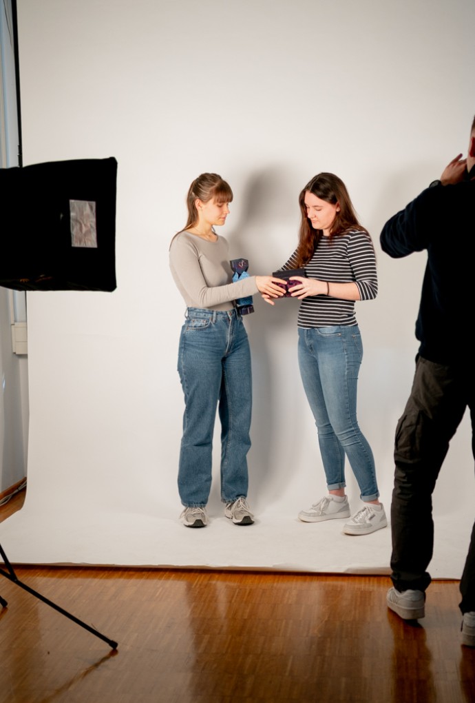 Studierende im Fotostudio