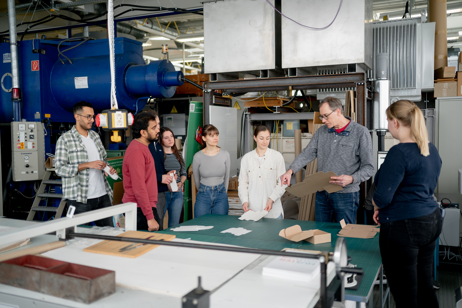 Prof. Dr. Jürgen Belle und Studierende in der Maschinenhalle Verpackungstechnik