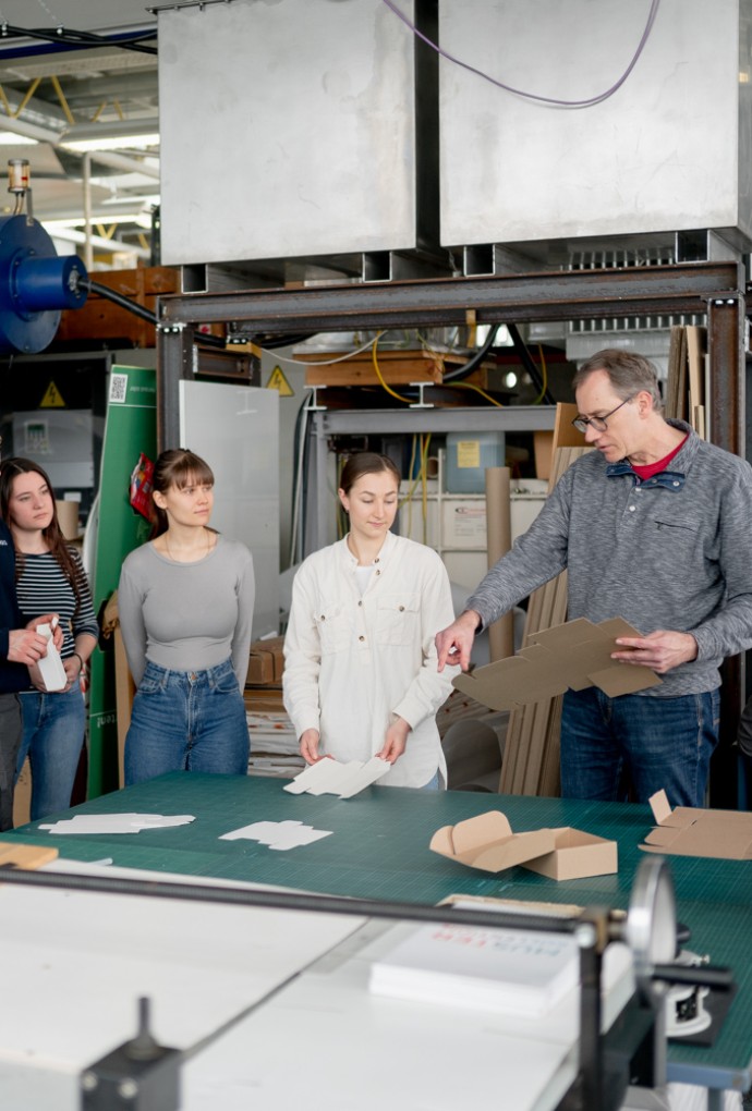 Prof. Dr. Jürgen Belle und Studierende in der Maschinenhalle Verpackungstechnik