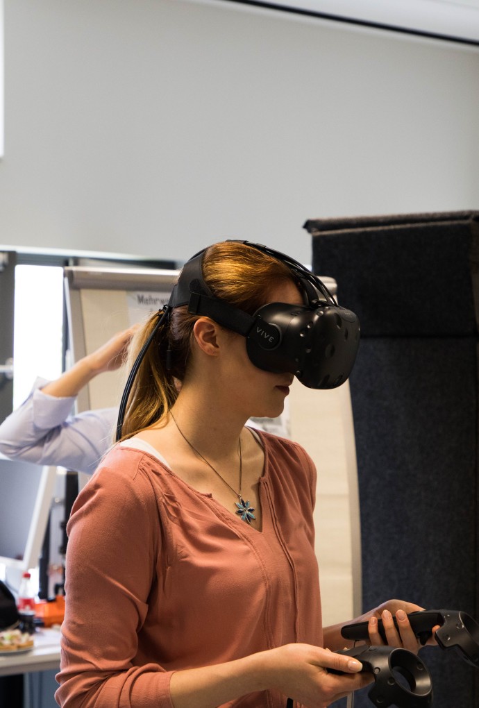 Studentin Technische Kommunikation mit VR-Brille 