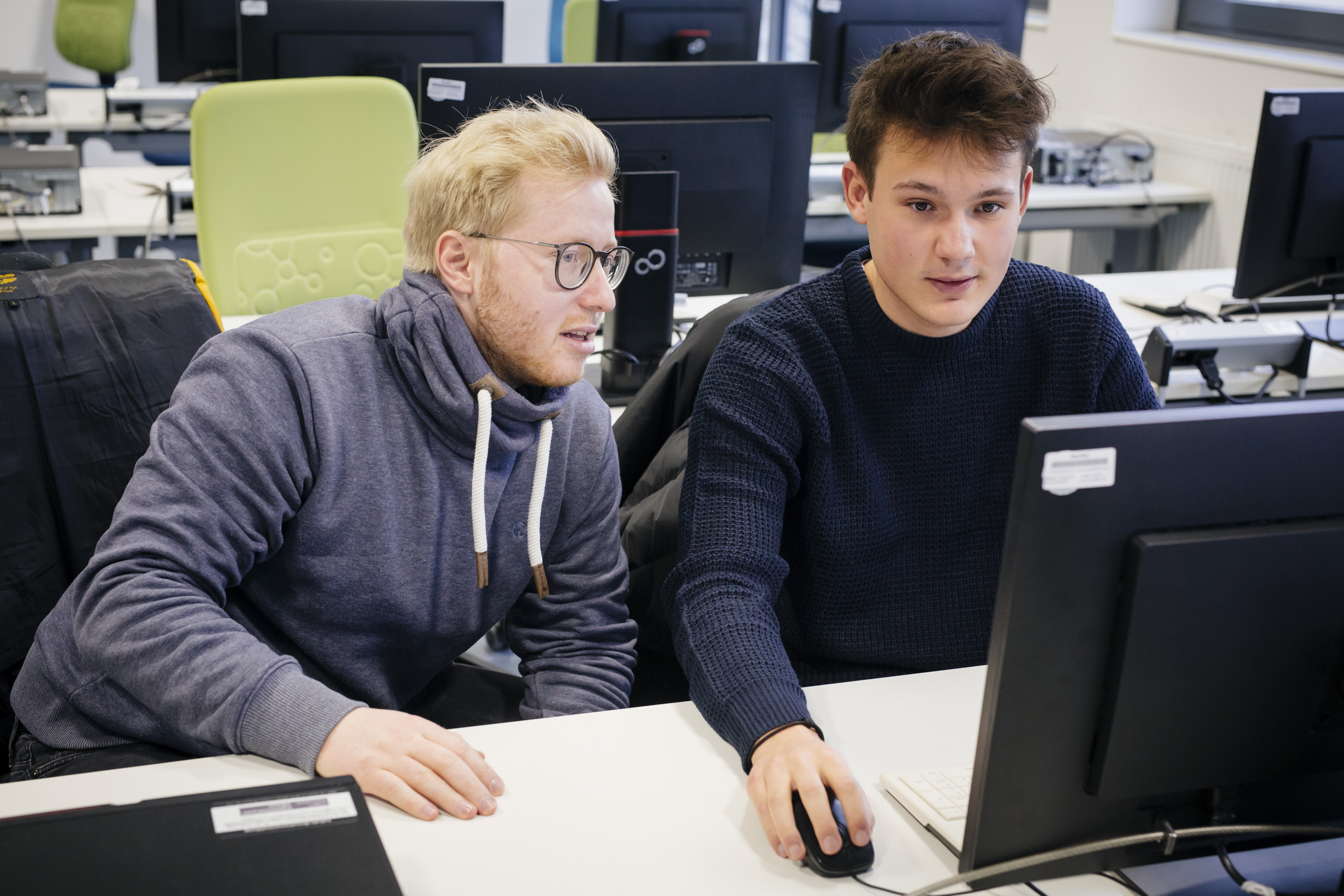 Zwei Studierende Technische Kommunikation im Computerraum