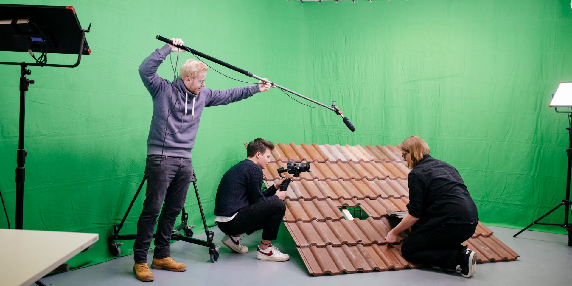 Studierende im Foto- und Videostudio